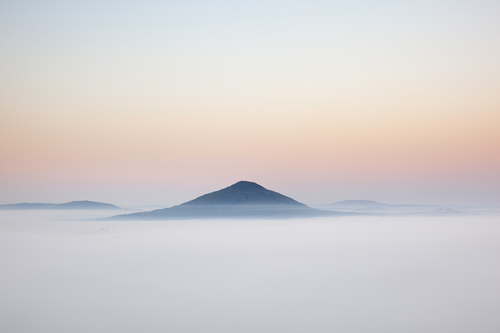 Růžovský vrch v závoji mlh